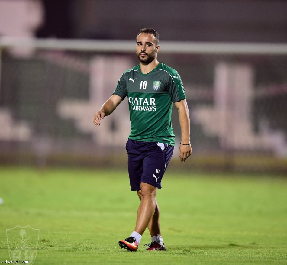 الأهلي يطمئن على إصابة آل فتيل القادم من المنتخب