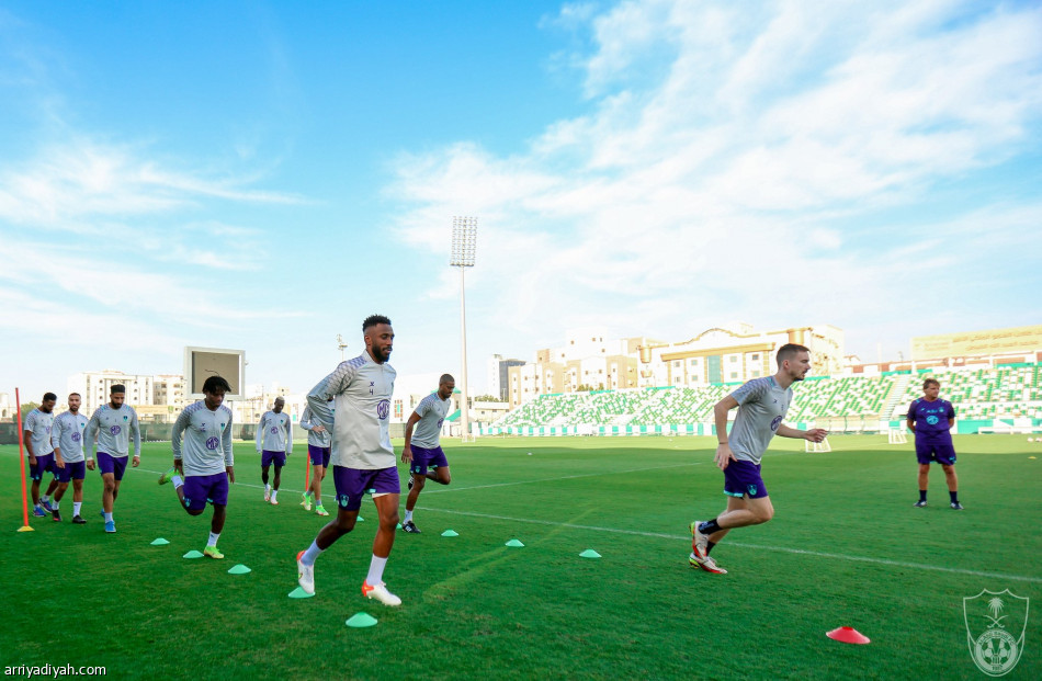 الأهلي.. السومة يداعب الكرة