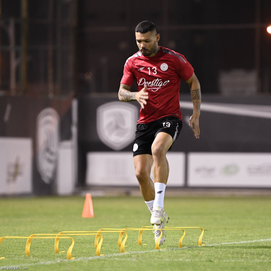 الشباب يستعيد بانيجا قبل الفيحاء