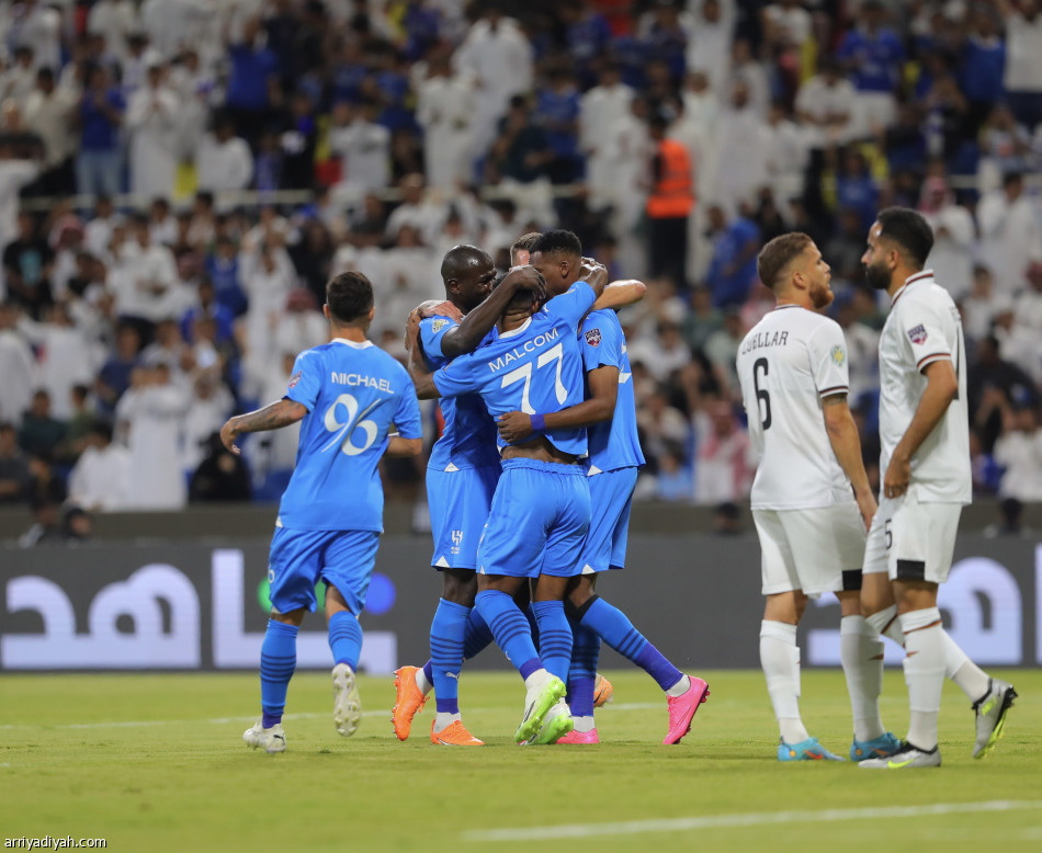 بـ10 لاعبين.. الهلال  يلحق بالنصر في النهائي العربي