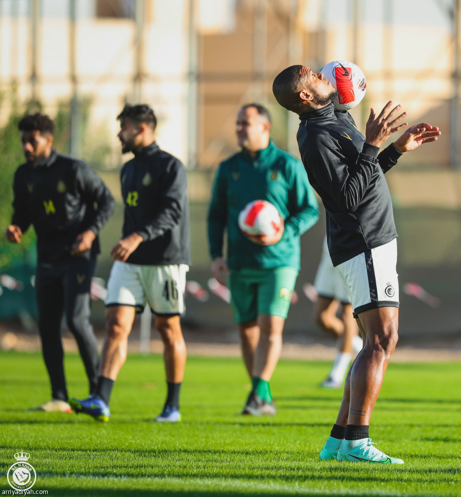 روسو يبدأ رسم تكتيك الديربي