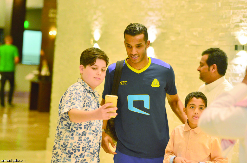 “السيلفي” يربك صعود لاعبي النصر إلى الحافلة
