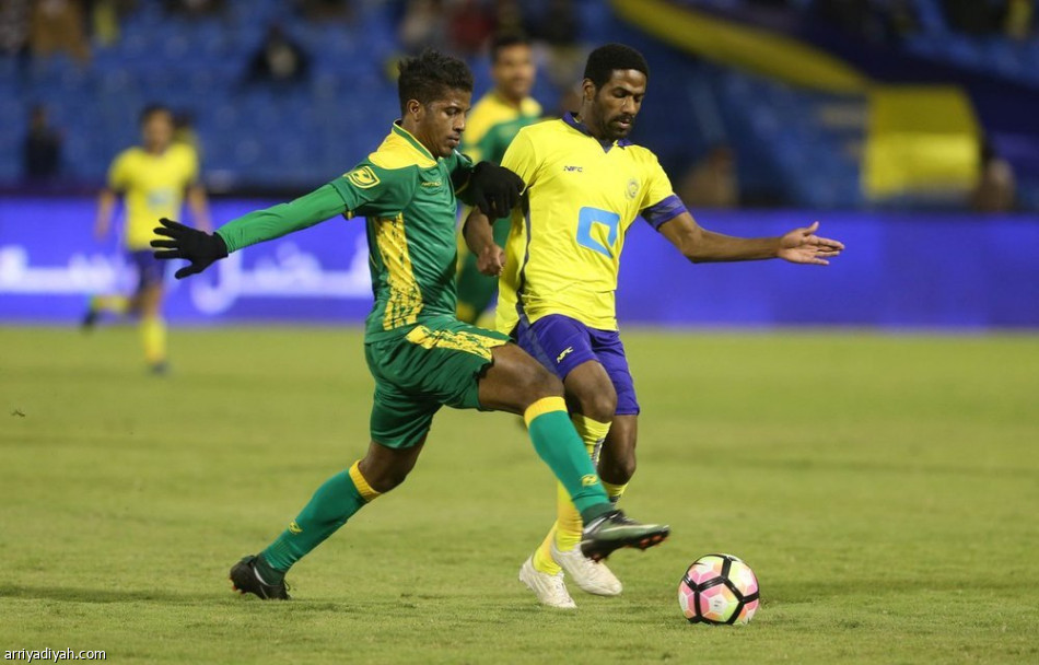 النصر يكتسح الخليج بثلاثية ويتقدم للثالث