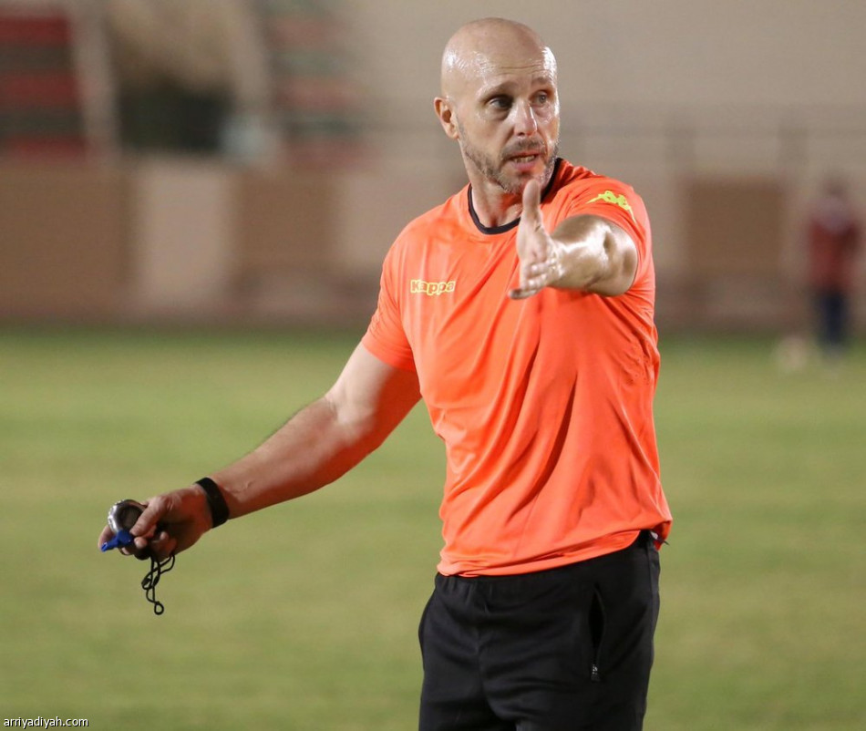 مدرب الاتفاق يجتمع مع اللاعبين قبل الإعداد للتعاون