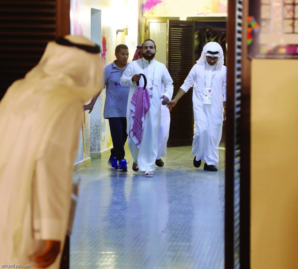 ناصر الهويدي رئيس نادي الباطن متوترًا أثناء وجوده في مدرجات ملعب الأمير محمد بن فهد