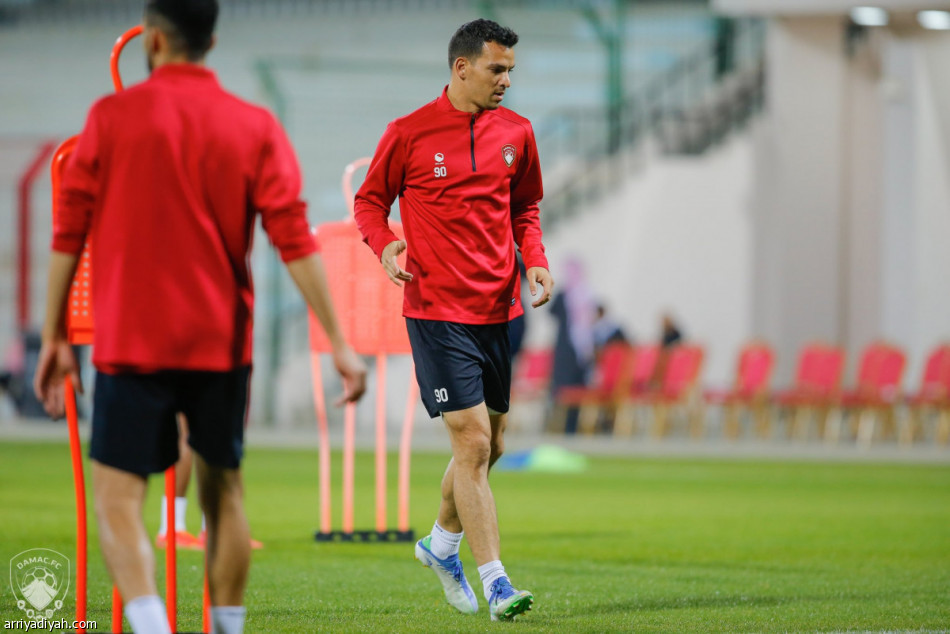 ريزتش يجمتع بلاعبي ضمك