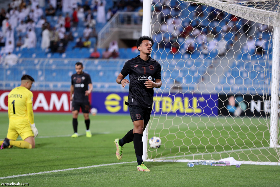 الشباب يبدأ الآسيوية بثلاثية مومباي