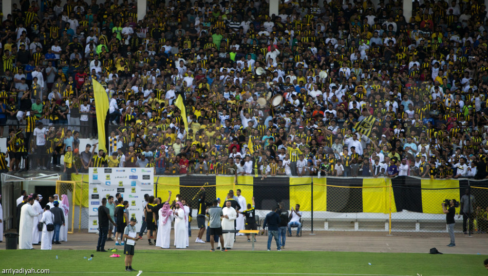 الاتحاد يحتفل بكأس ولي العهد وسط جماهيره
