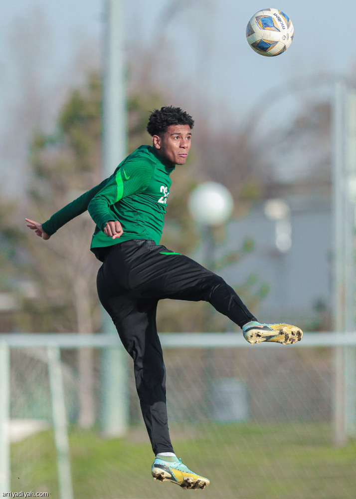 الأخضر
يتسلح باللياقة