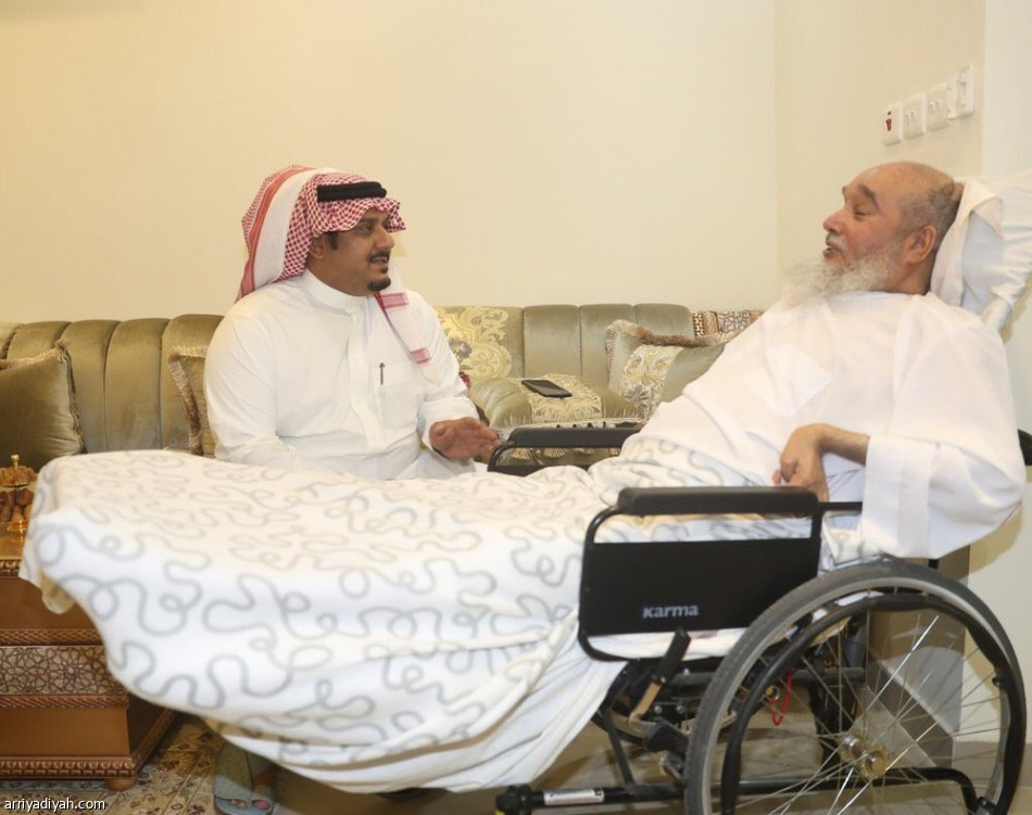 نواف بن سعد يزور المشجع الهلالي ويوجه بتوفير أطباء له