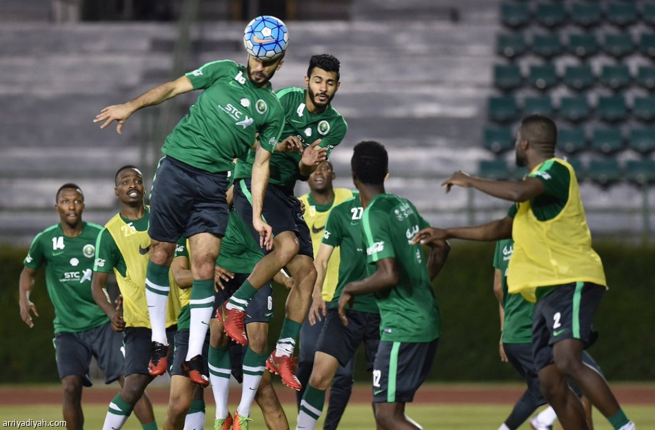 الفرج والمسيليم يغيبان عن تدريبات الأخضر
