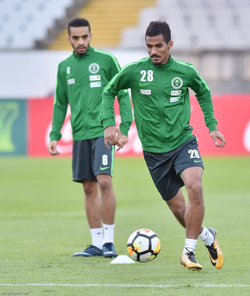 الإصابة تغيب الفرج عن الأخضر.. والهزاع يعود