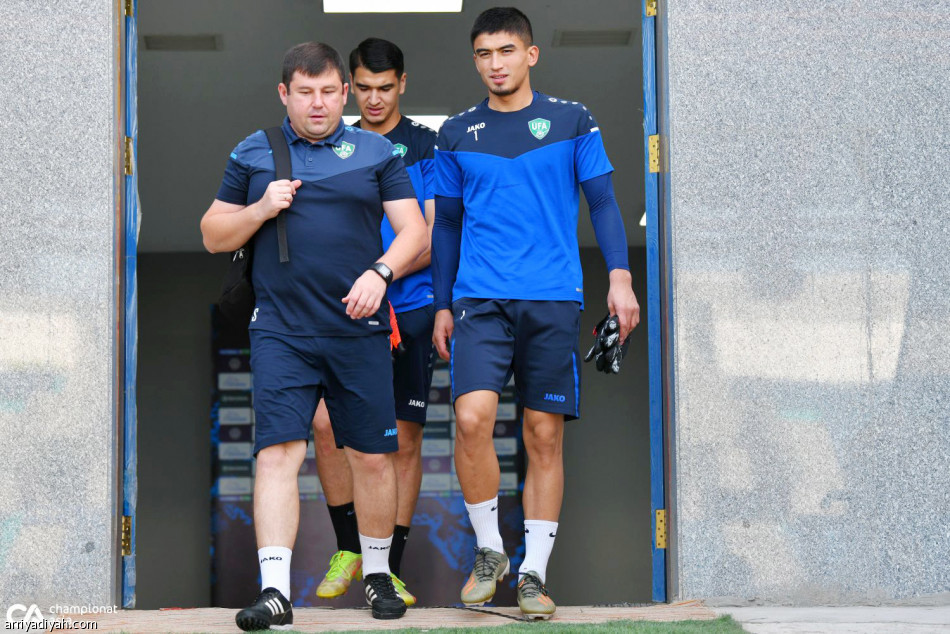 الأخضر 
يلعب بتشكيل أستراليا