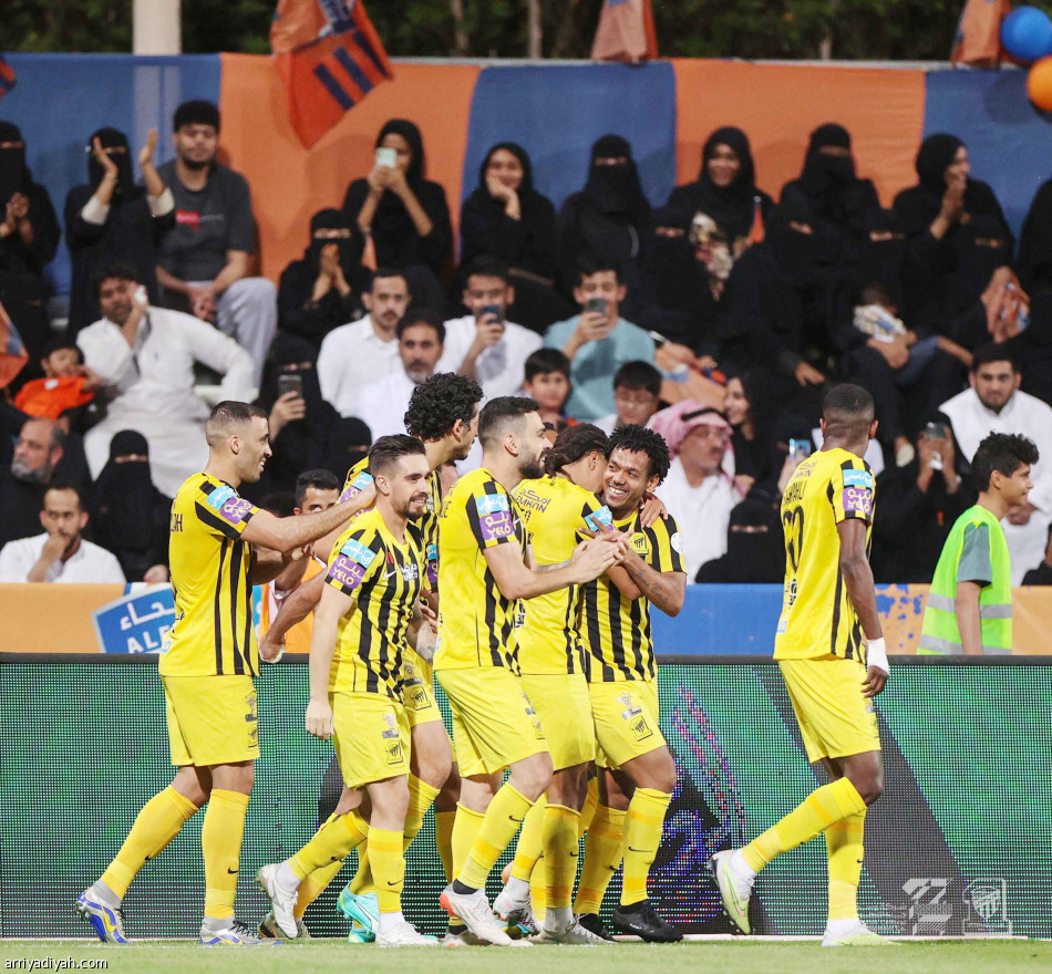 مقر الاتحاد مغلق..
والاحتفالات أمام الأبواب