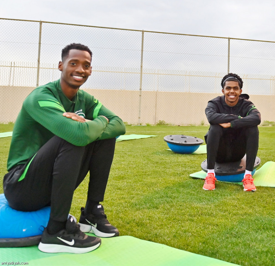 «الأخضر» 
ينفرد بالصدارة