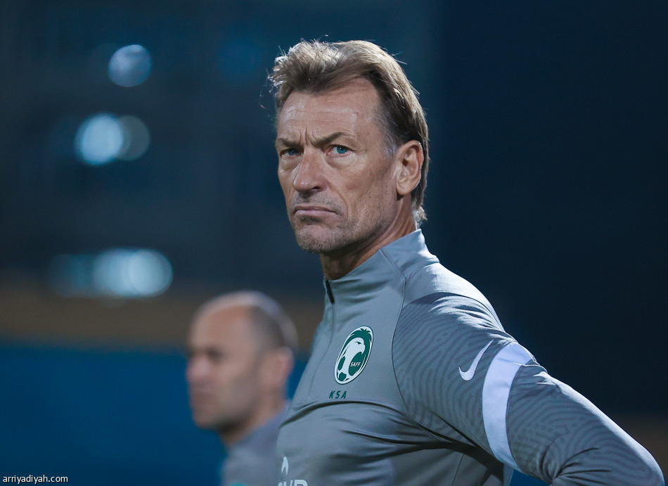 الأخضر يفتح ملف فيتنام.. وتدريبات خاصة للقرني