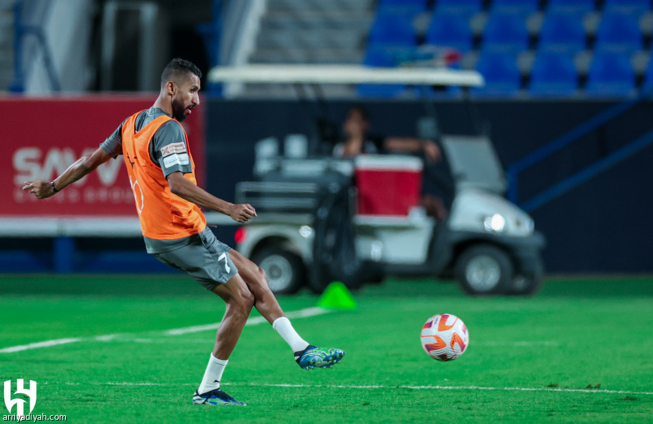 قبل الشباب.. الهلال يتأهب بمناورة فنية