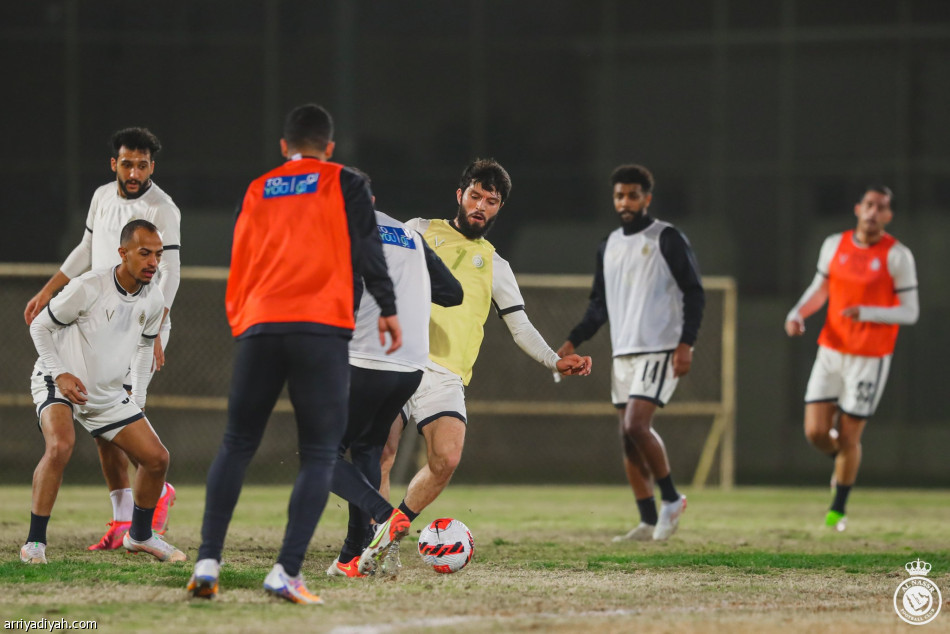 روسو يدشن رحلة النصر باجتماع ومناورات