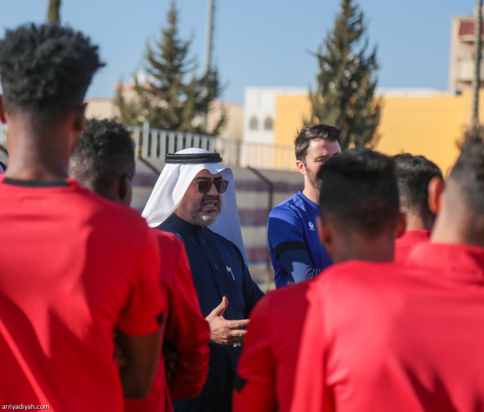 رئيس ضمك يطالب اللاعبين بالتركيز