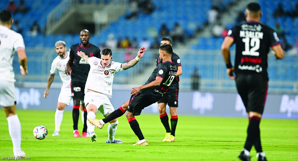 الشباب 
يقتحم نادي الـ 600