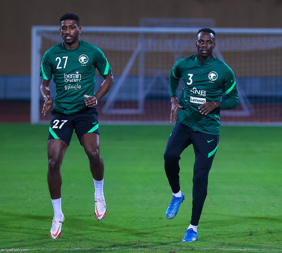 الأخضر يفتح ملف فيتنام.. وتدريبات خاصة للقرني