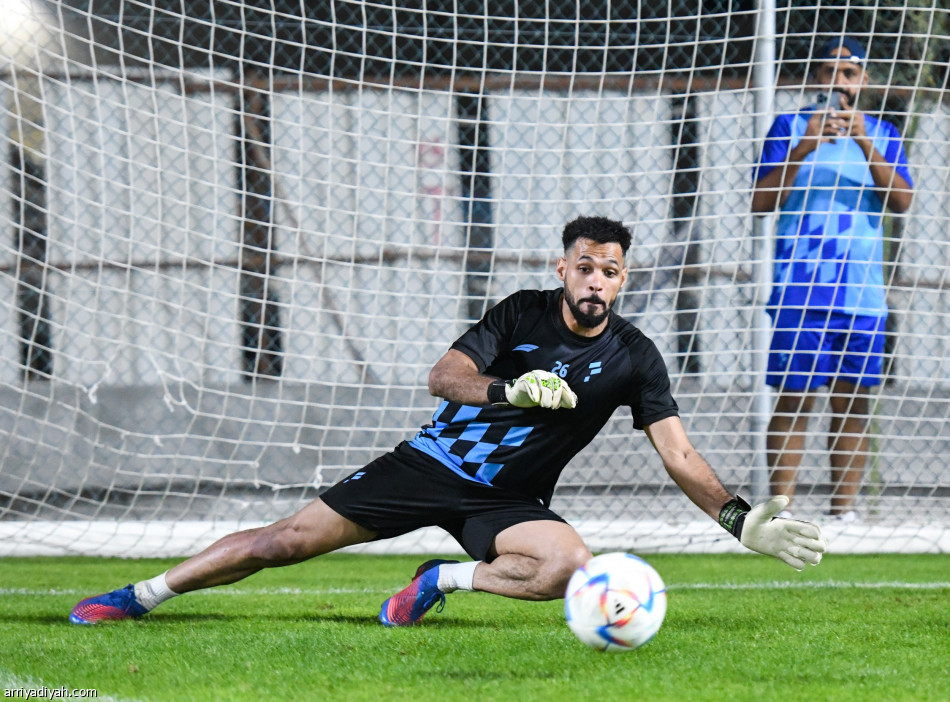 «عضلة الفخذ» تبعد بوحيمد عن تدريبات الفتح