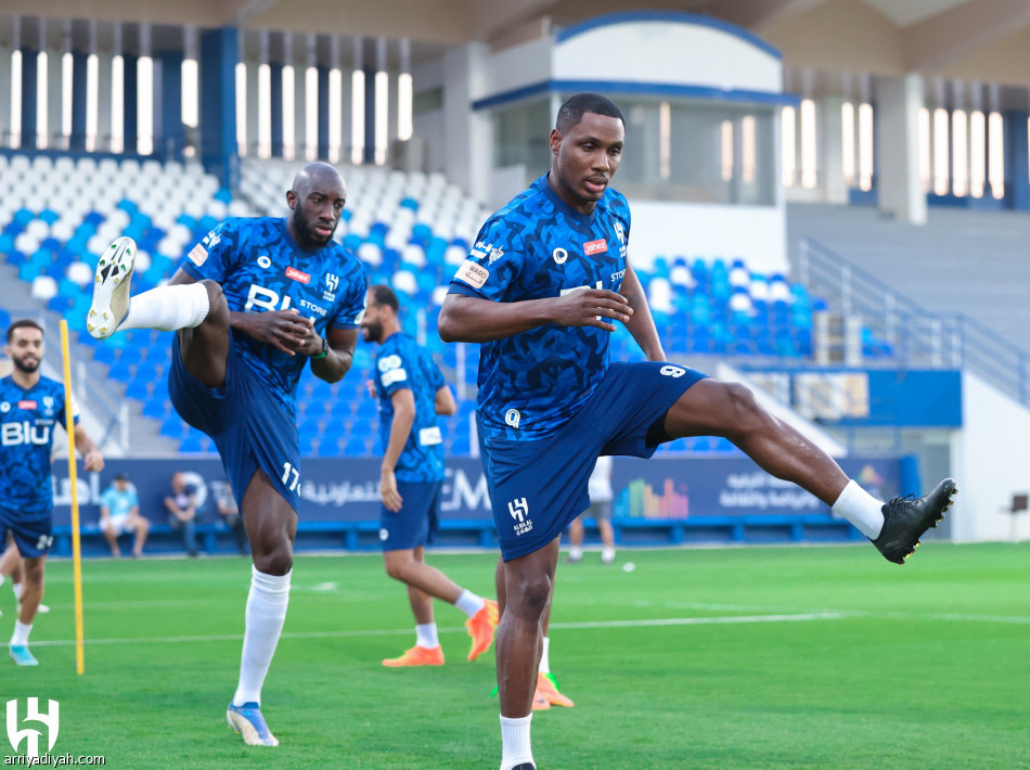 الهلال يناور ويغادر إلى  قطر