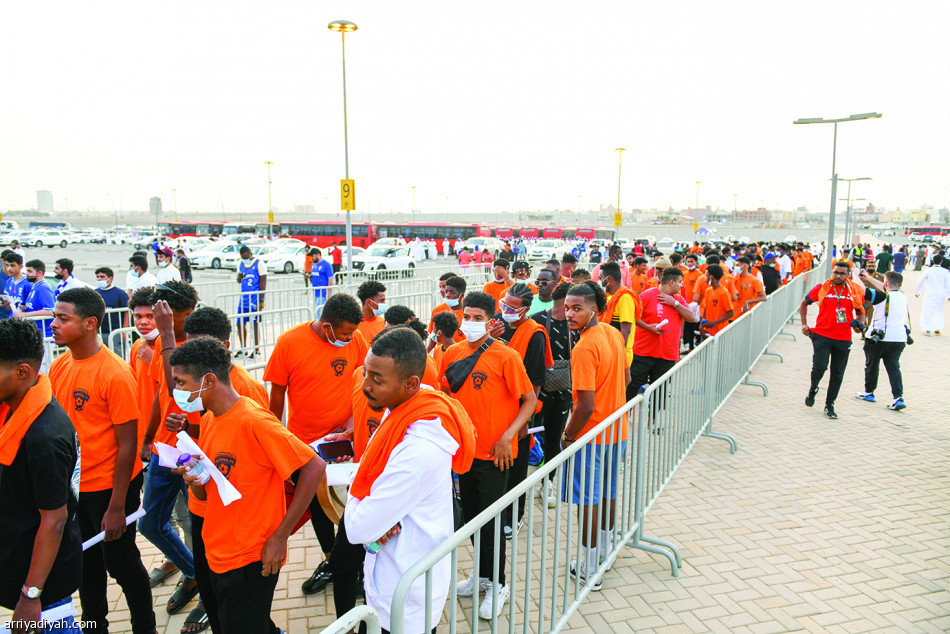 الحرارة تحبس
المشجعين داخل السيارات