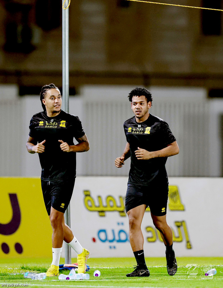 جارسيا 
يبعد الدوليين عن النصر