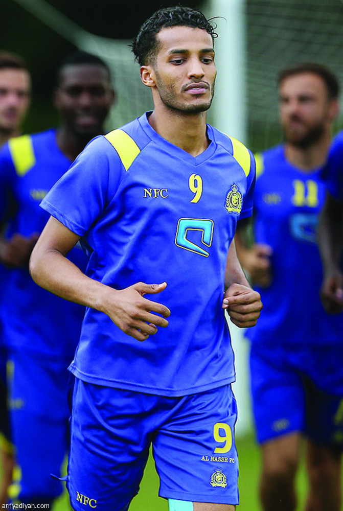 النصر يحذر هزازي.. ويطبق اللائحة
