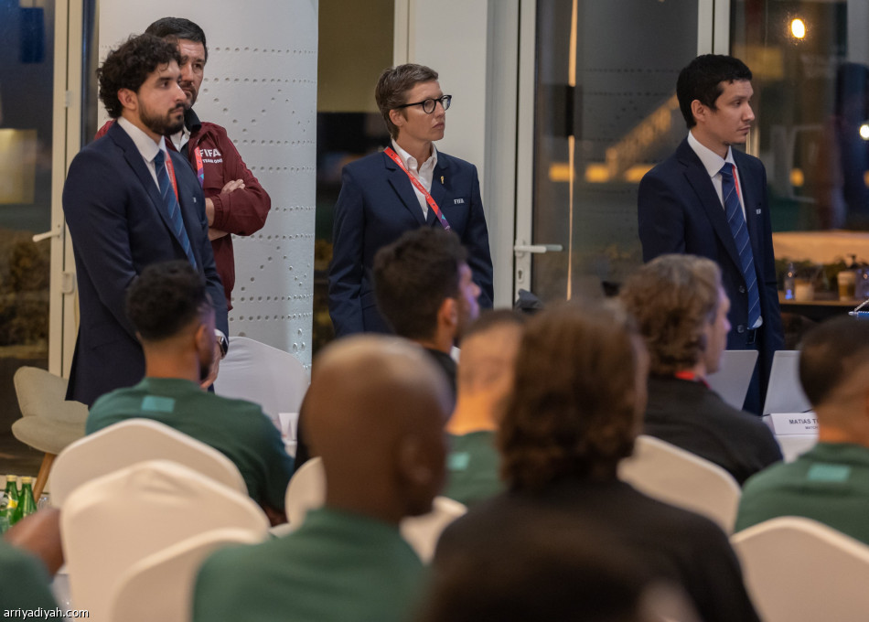 الفرج يتسلم درع المشاركة في المونديال