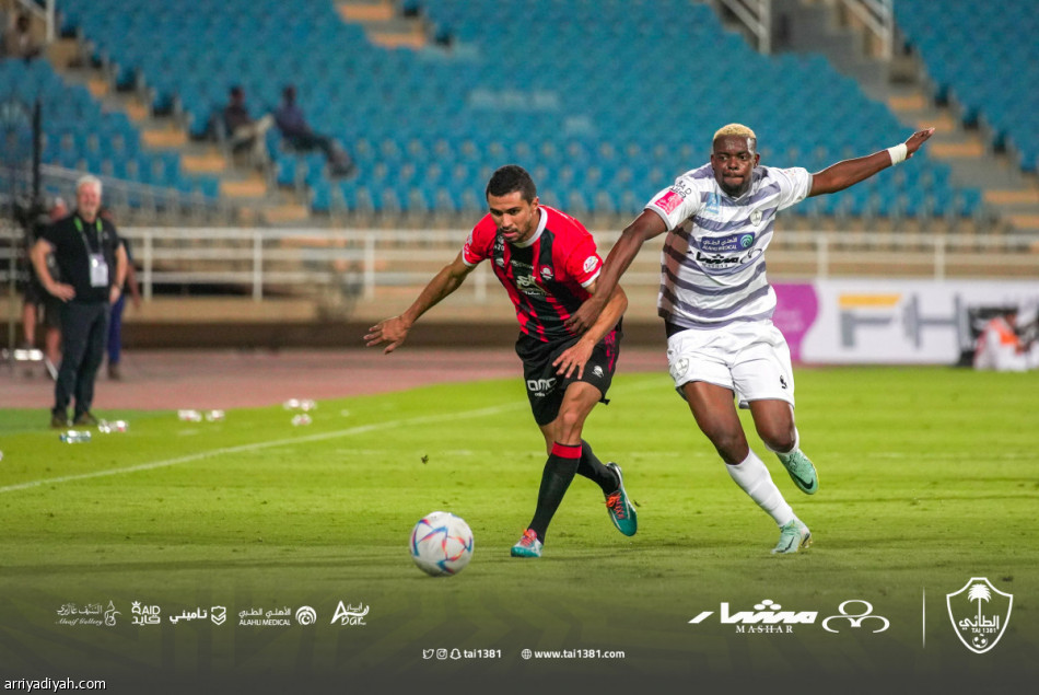 بـ10 لاعبين.. الطائي يخطف نقاط الرائد