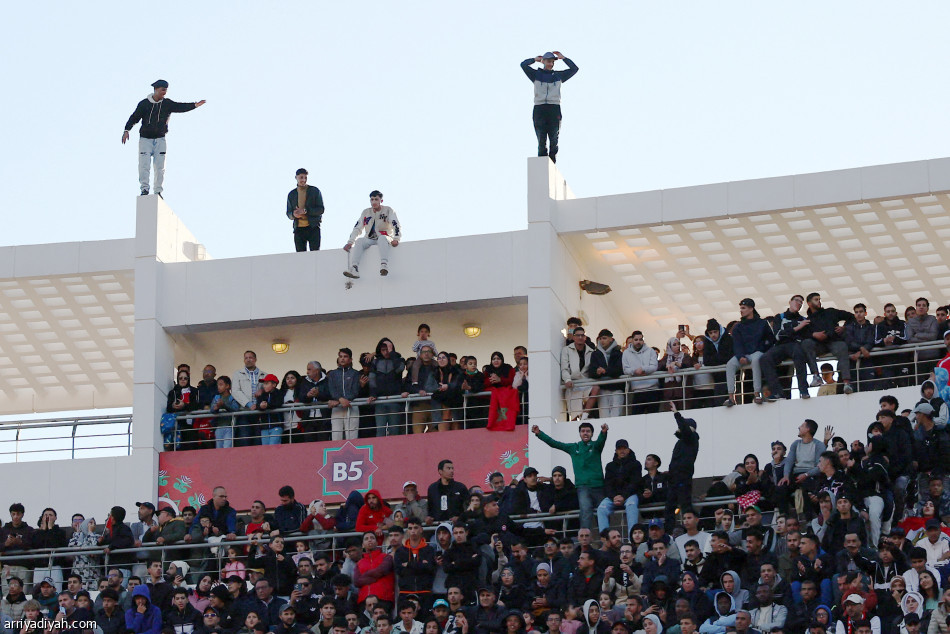 فوق الأسطح وفي الطرقات.. ثاني أكبر حضور يغلق ملعب أغادير