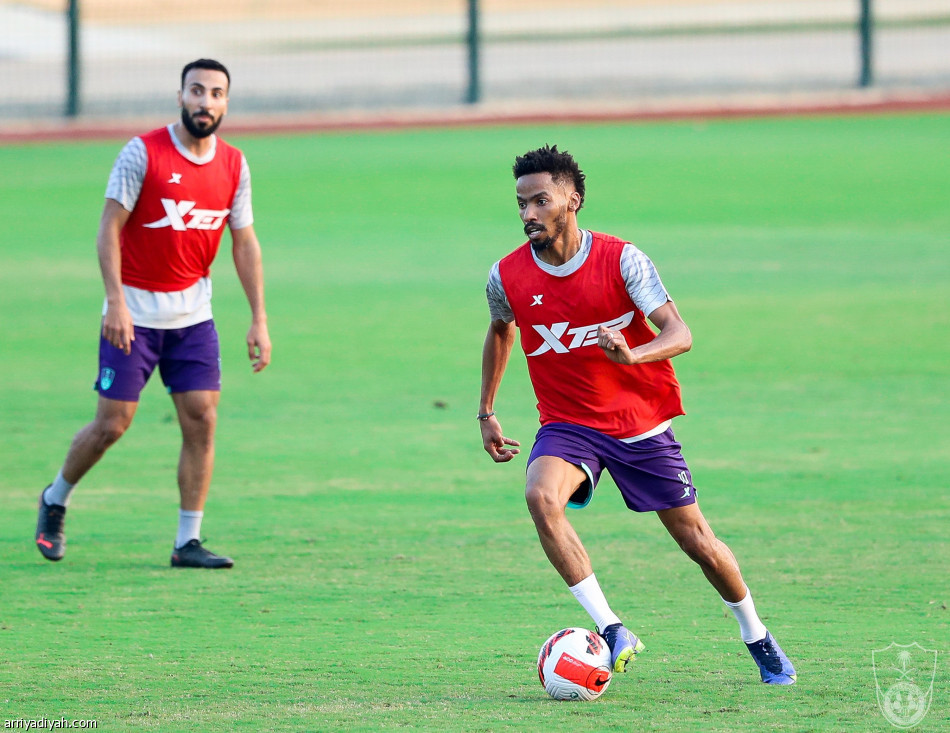 العويس يعود.. والأهلي يتدرب فترتين