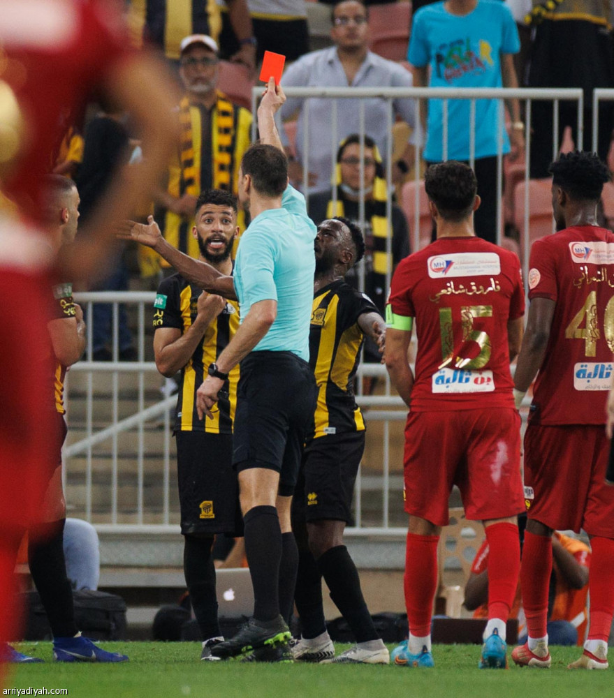 الاتحاد يهزم ضمك في 3 دقائق.. ويؤمن الصدارة