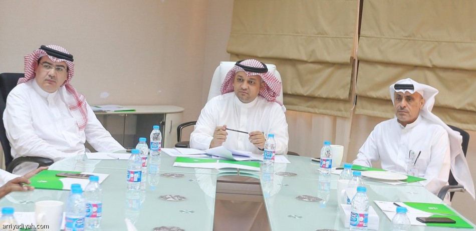عادل عزت يجتمع برؤساء أندية الأولى والثانية