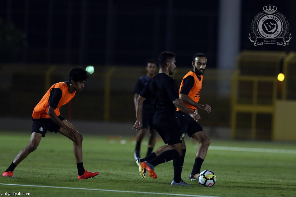 جوميز يوضح للاعبي النصر أخطاء ودية الشباب