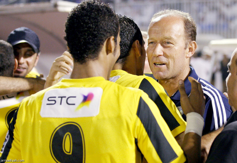 كلاسيكو
ملعب عبد الله الفيصل.. خلع.. عراك.. وطرد