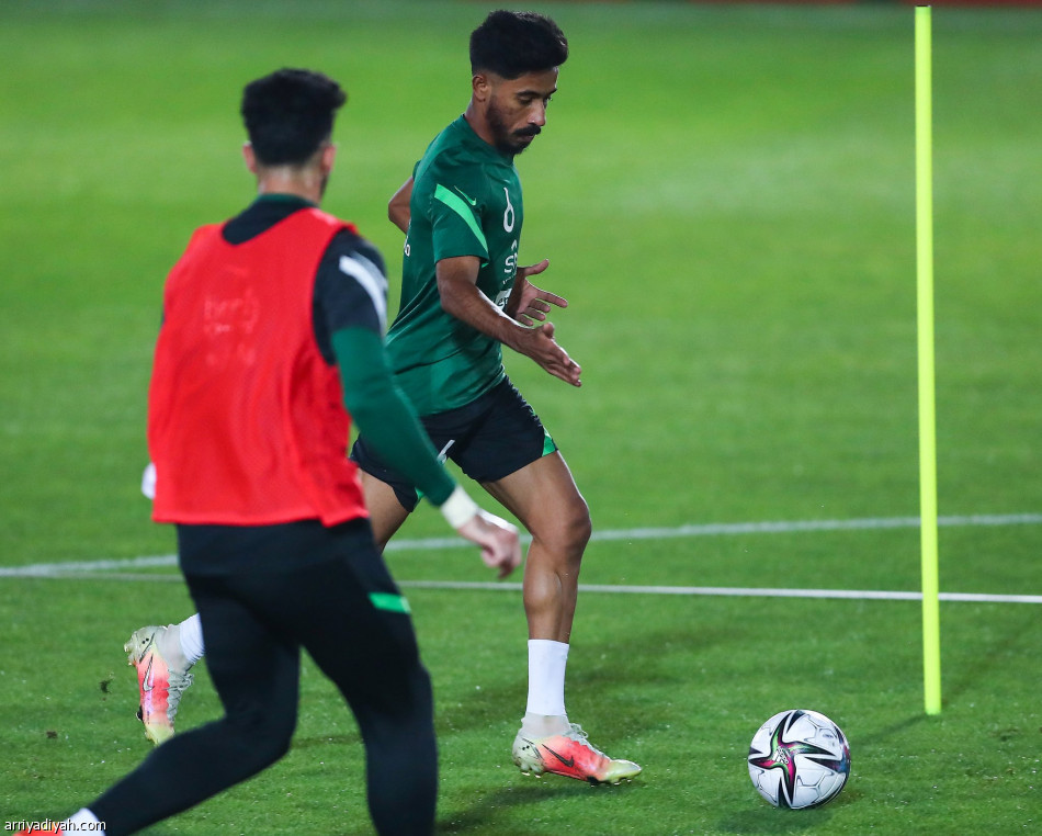 الأخضر يدشن تدريباته في الدوحة