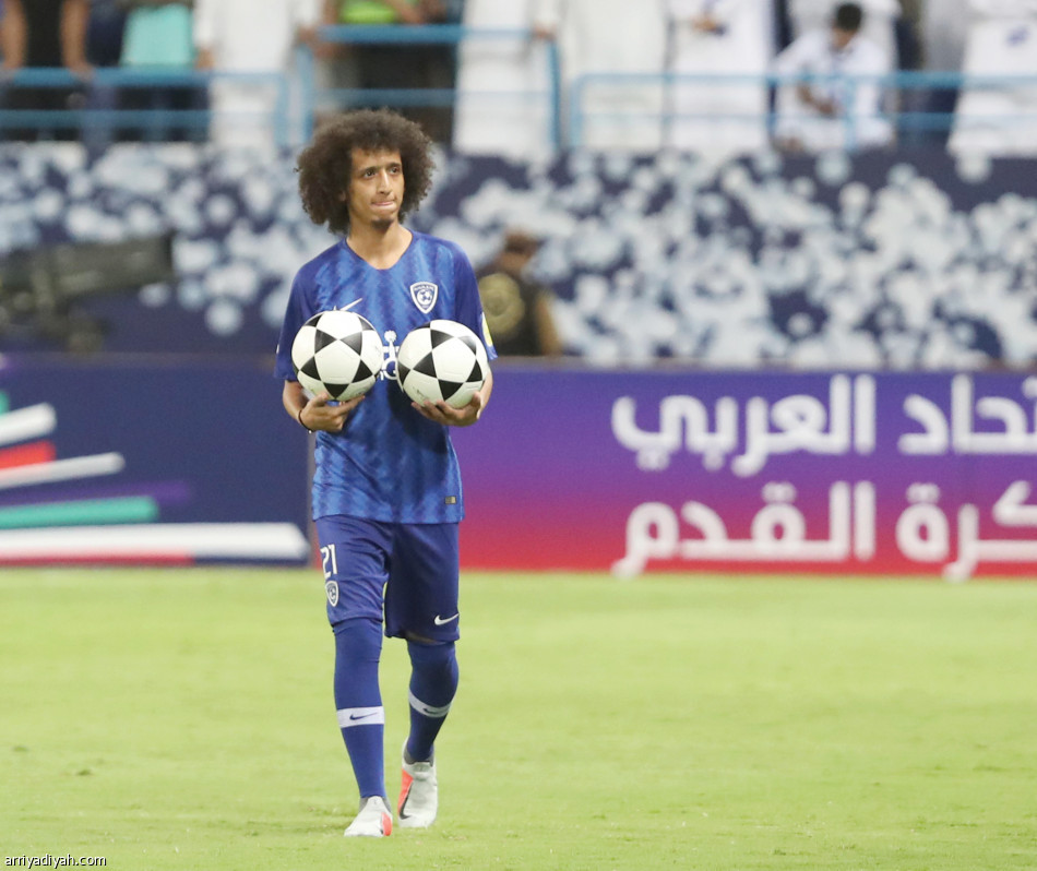 عموري يوزع الكرات..
والجماهير تردد «من شرانا شريناه»