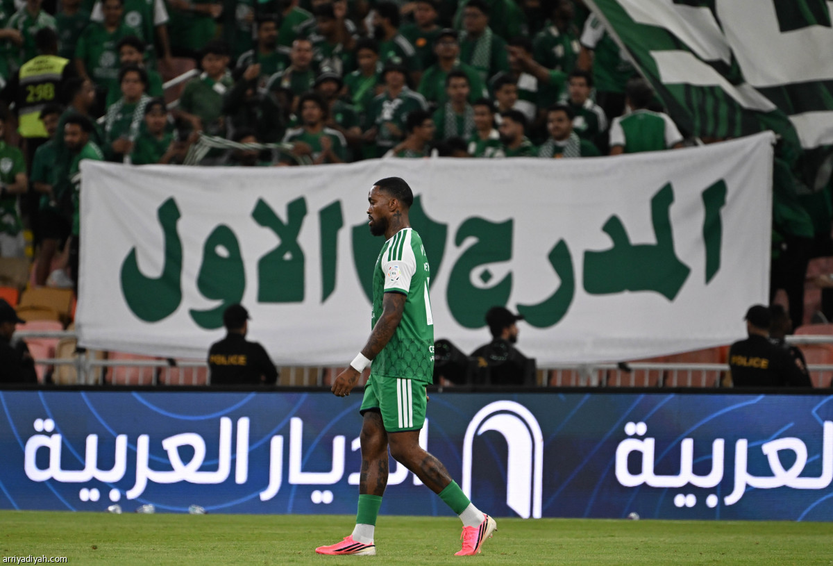 الأهلي يحلق