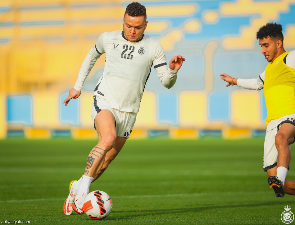 روسو يُجهز النصر بلمستين