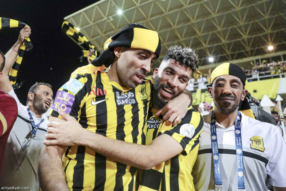 مقر الاتحاد مغلق..
والاحتفالات أمام الأبواب