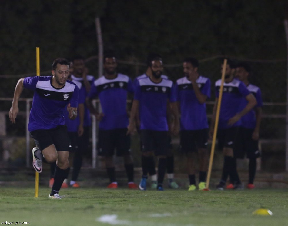 مدرب هجر يجتمع مع اللاعبين قبل التدريبات