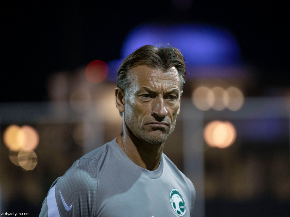 الأخضر ينطلق في أبو ظبي