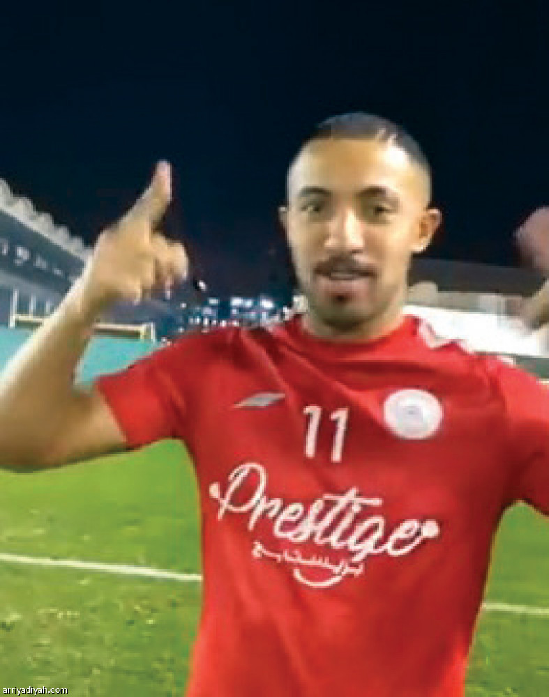 منصات الديربي..
زخم شبابي وهدوء نصراوي