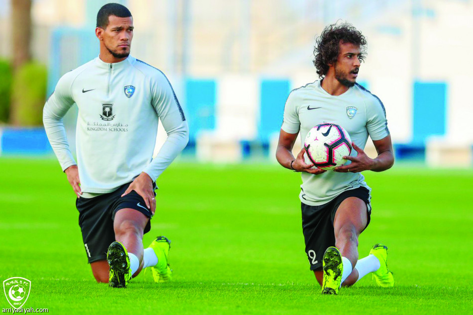 الهلال
يستعد بمناورة