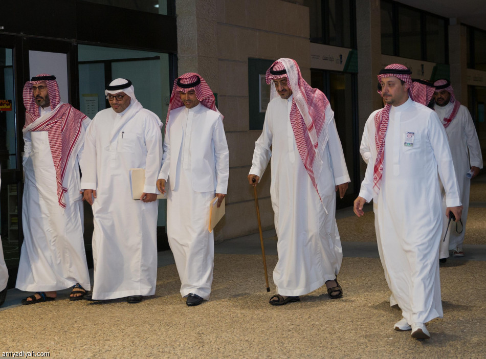 11 ذهبيا يطالبون بحل إدارة الأهلي