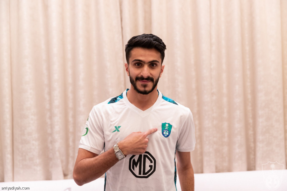 الأهلي يوقع مع عبدالله المقرن 4 مواسم