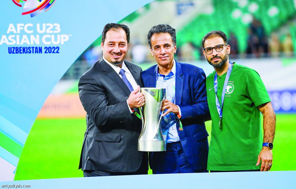 خطف الكأس.. 
الأخضر.. الثالثة ثابتة